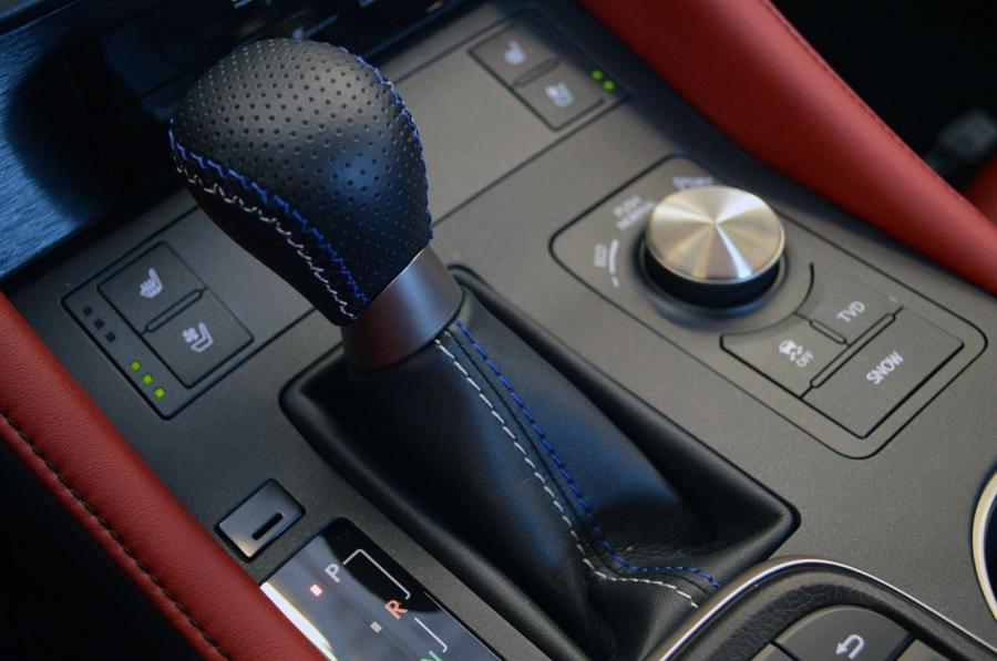Детали интерьера Lexus RC F 2014 года  (NA) (фото 113 из 200)